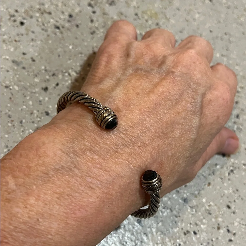 TWISTED CUFF BRACELET WITH MULTIFACETED BLACK GLASS BEADED ENDS